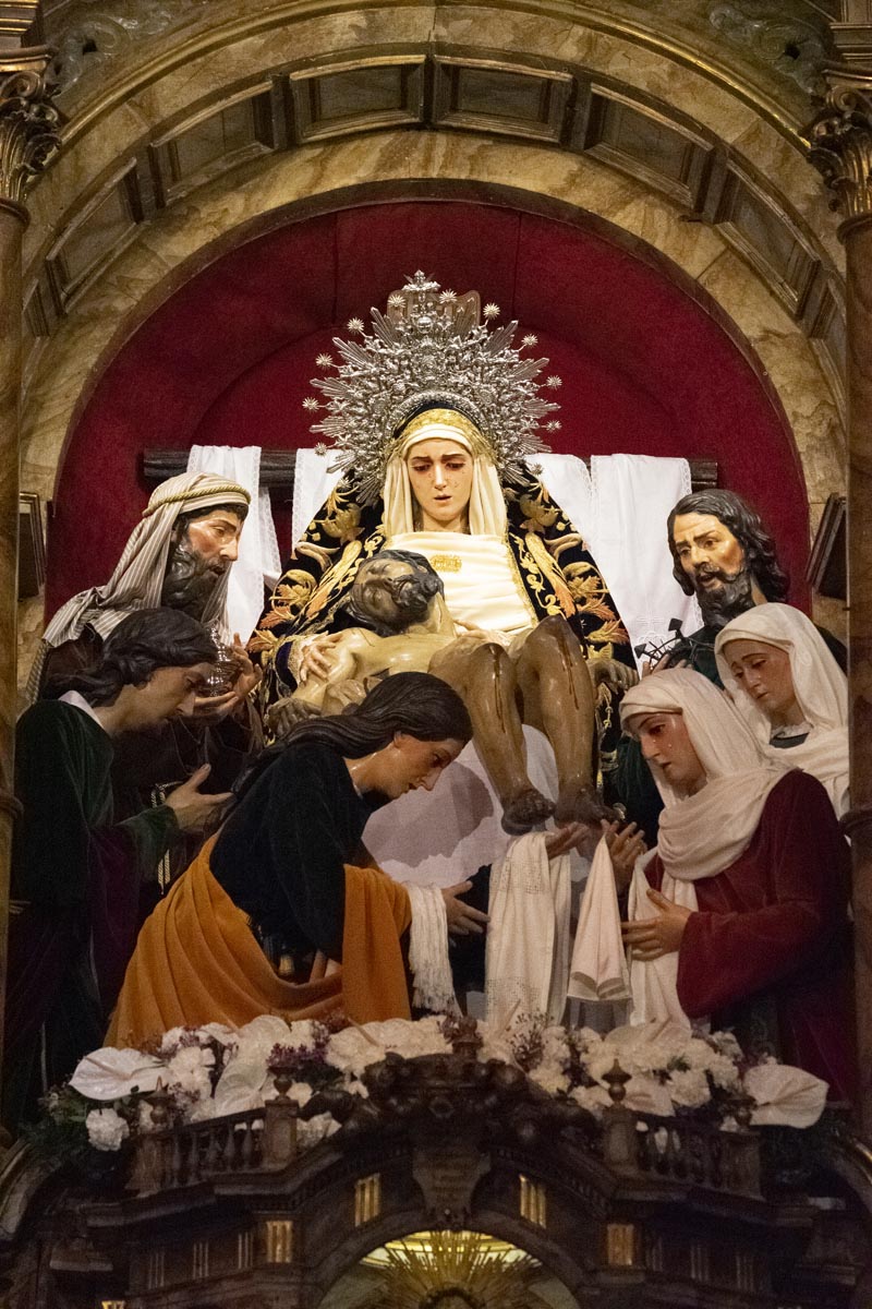 Nuestro Padre Jesús Descendido de la Cruz en el Misterio de su Sagrada Mortaja y María Santísima de la Piedad